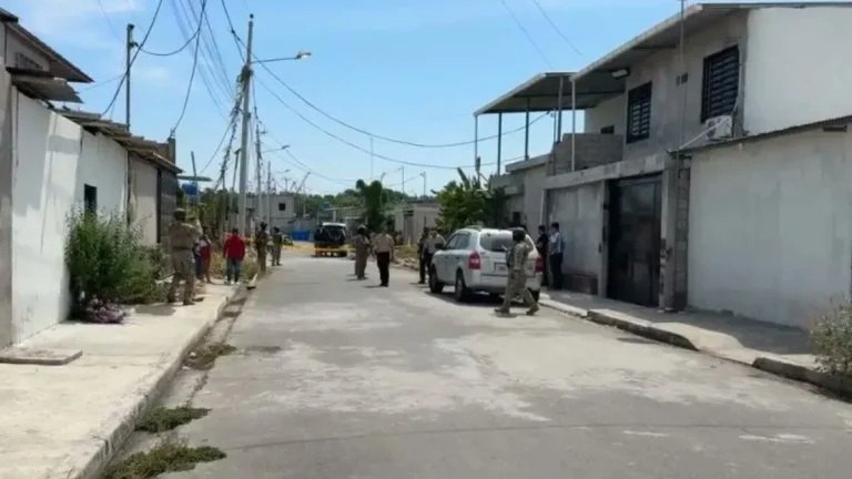 Agentes de seguridad en la calle donde ocurrió el ataque en el barrio Tiwinza, Puerto Bolívar, Machala