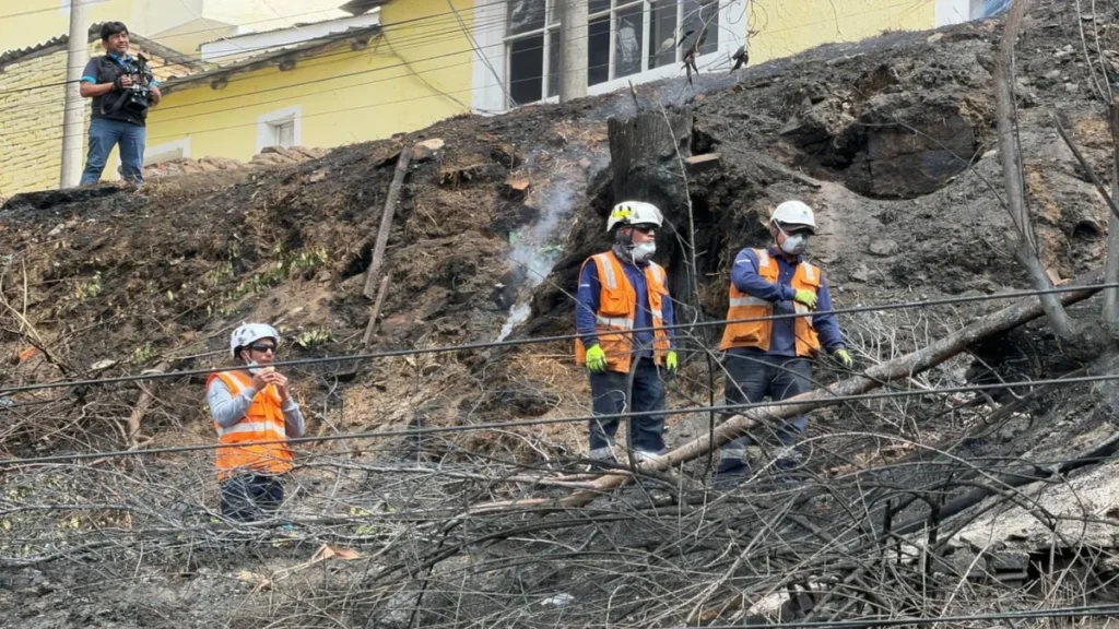 Inspectores municipales de la AMC realizando controles ambientales en laderas de Quito