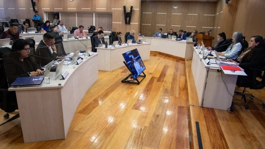 Sesión del Concejo Metropolitano de Quito con el alcalde y los concejales en la sala capitular