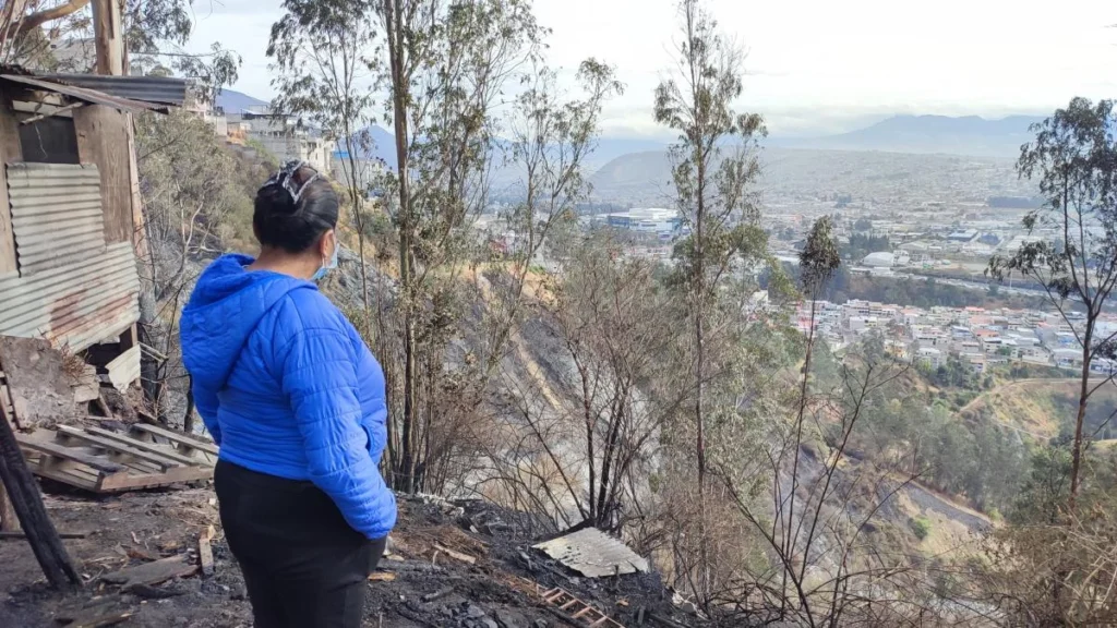 Bomberos de Quito controlan un incendio forestal durante la temporada seca