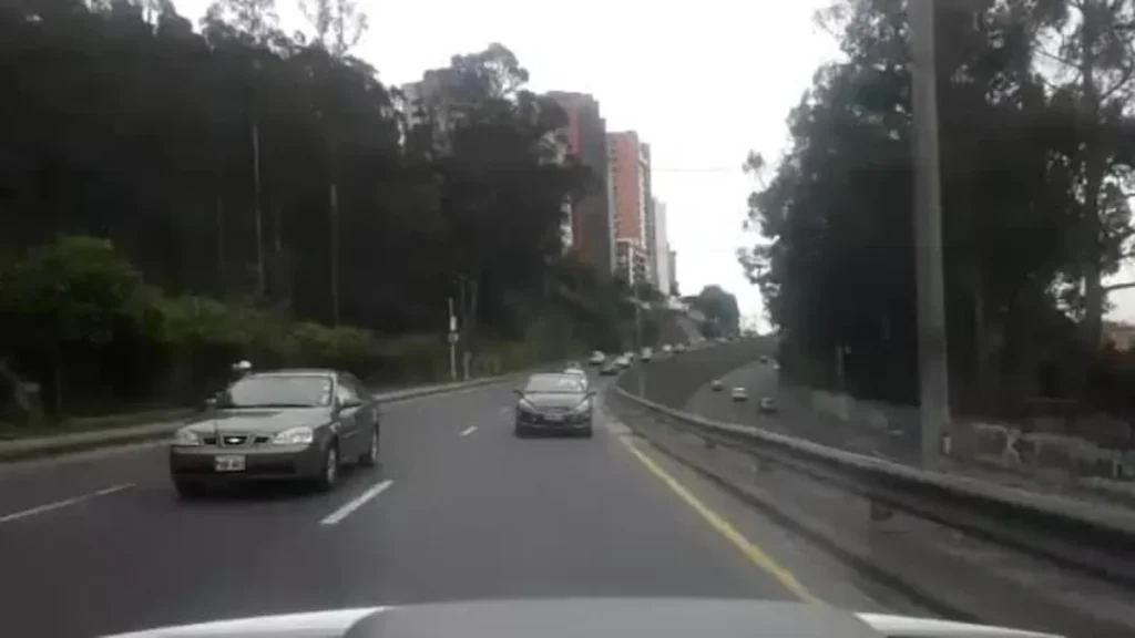 Vehículos circulando por la avenida Mariscal Sucre en Quito