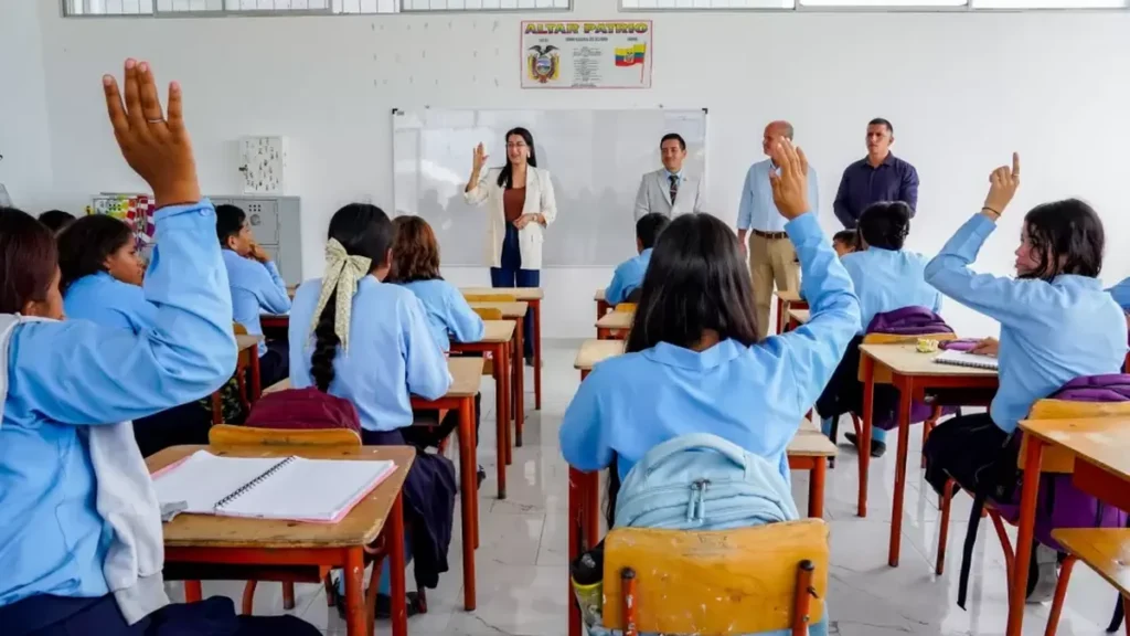 Entrega de obra en la Unidad Educativa Antonio Alomía Yory, en La Concordia, Ecuador