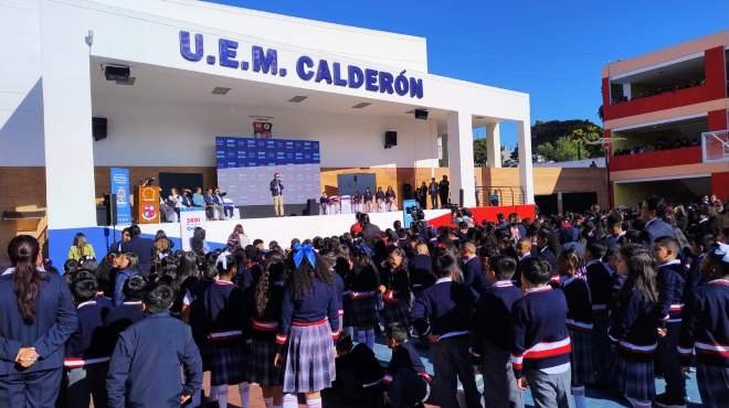 Estudiantes y docentes en regreso a clases en Quito, con gráfico que ilustra los planes que promueven bienestar y salud en las escuelas municipales