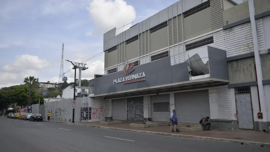 Trabajos de pavimentación y obras civiles en la Plaza Vernaza de Guayaquil