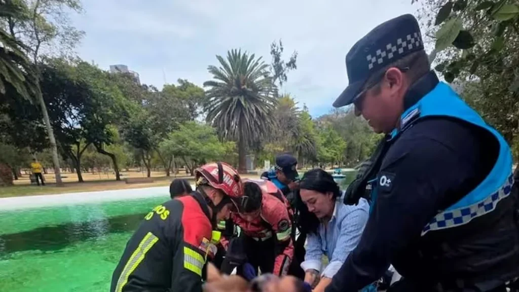 Equipos de rescate asisten a una persona junto a la laguna del parque La Carolina en Quito