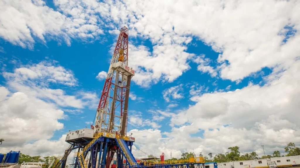Pozo de extracción y tuberías en el campo petrolero Sacha en Orellana