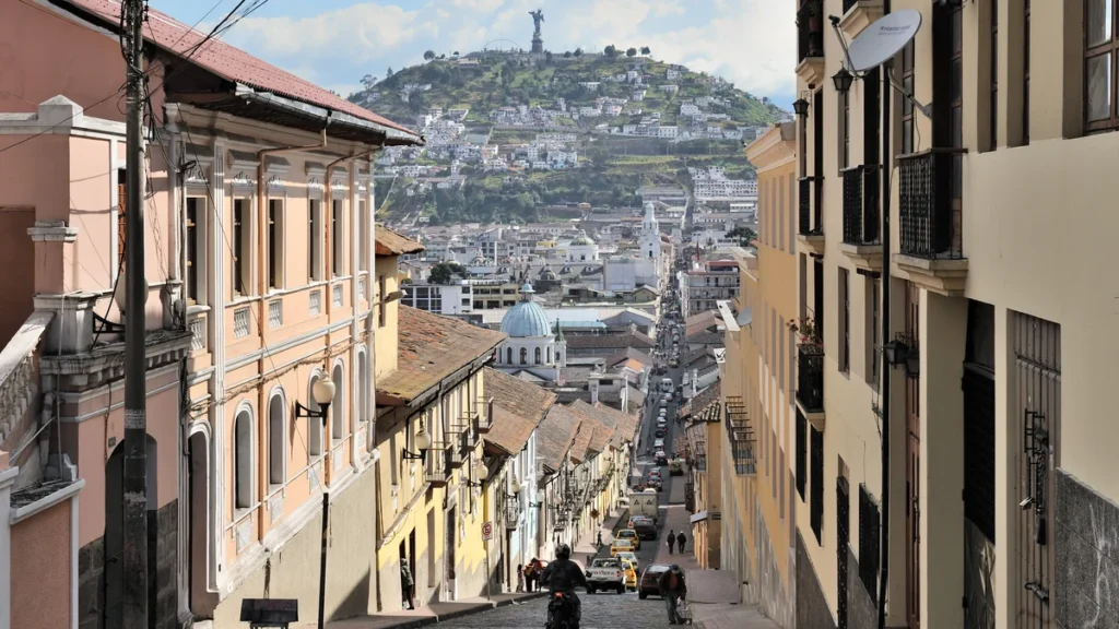 Calles de La Vicentina en el centro norte de Quito bajo vigilancia vecinal