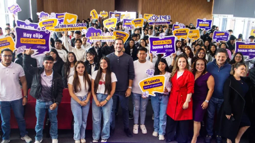 Ministro Roberto Luque en Chimborazo entregando títulos de vivienda a familias