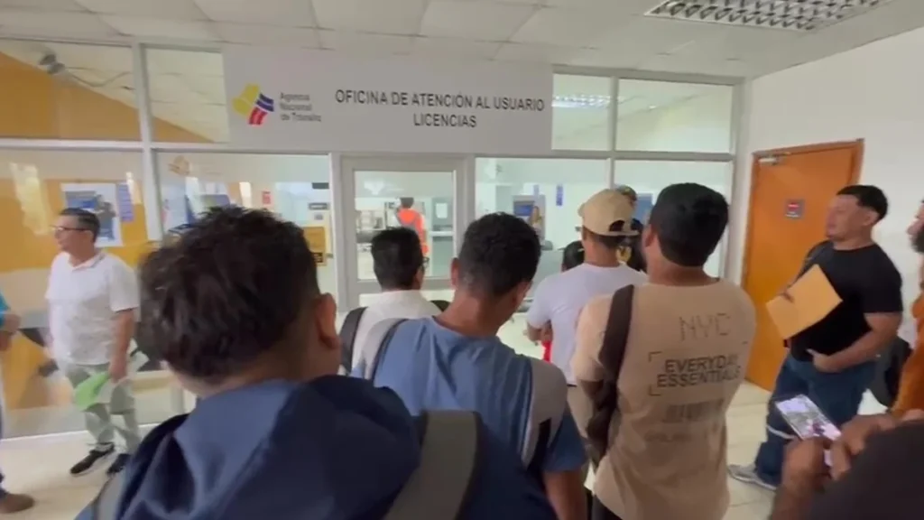 Usuarios en fila por robo de cable en la agencia de la ANT en Guayaquil