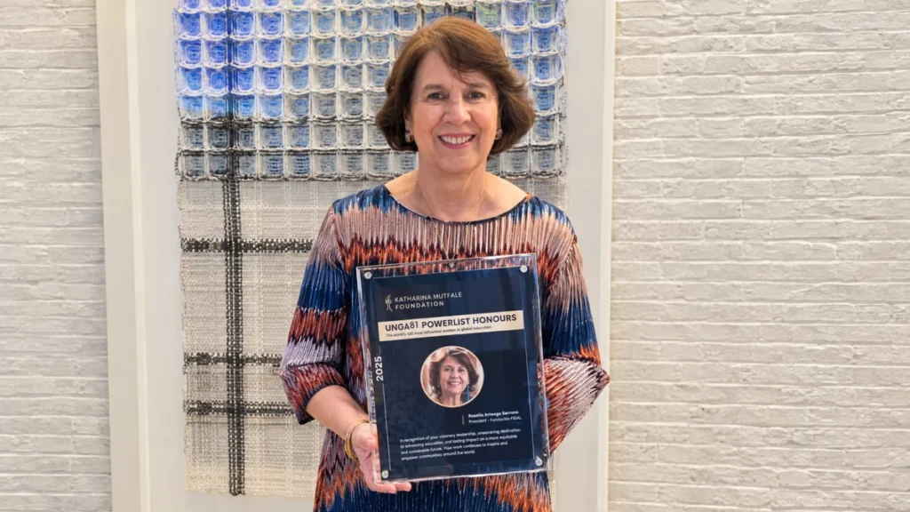 Rosalía Arteaga exhibiendo el reconocimiento UNGA81 Powerlist Honours