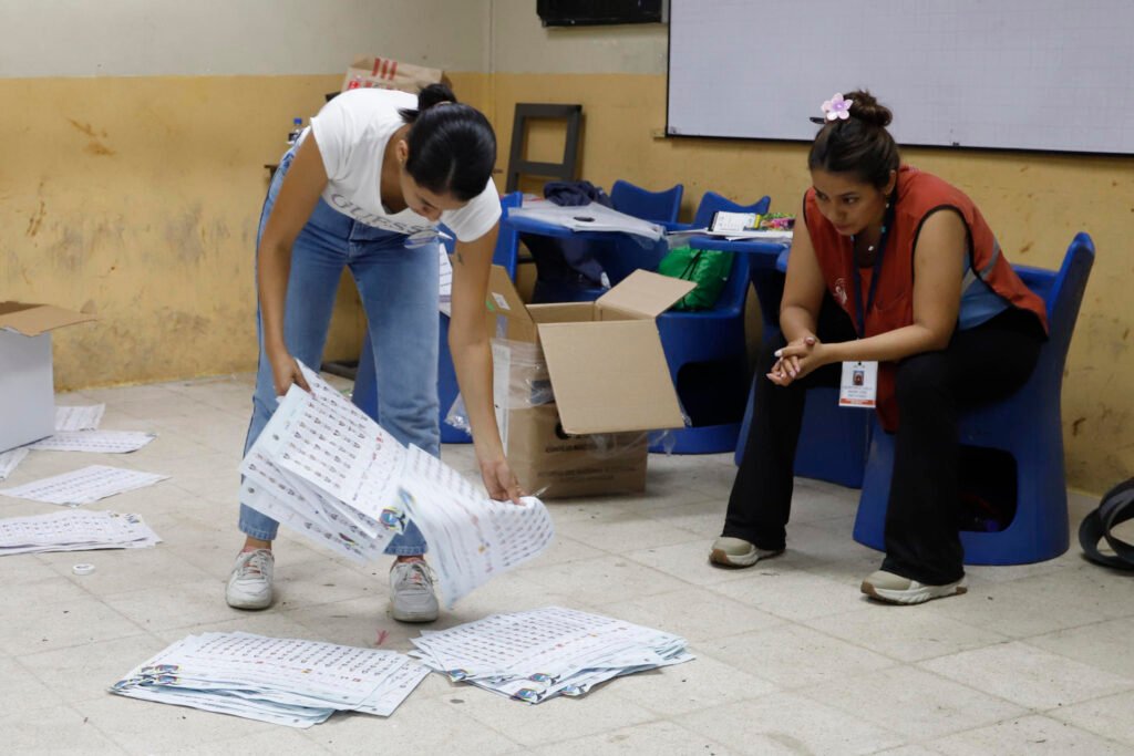 Ciudadanos consultan si son miembro de mesa en Ecuador para elecciones 2026