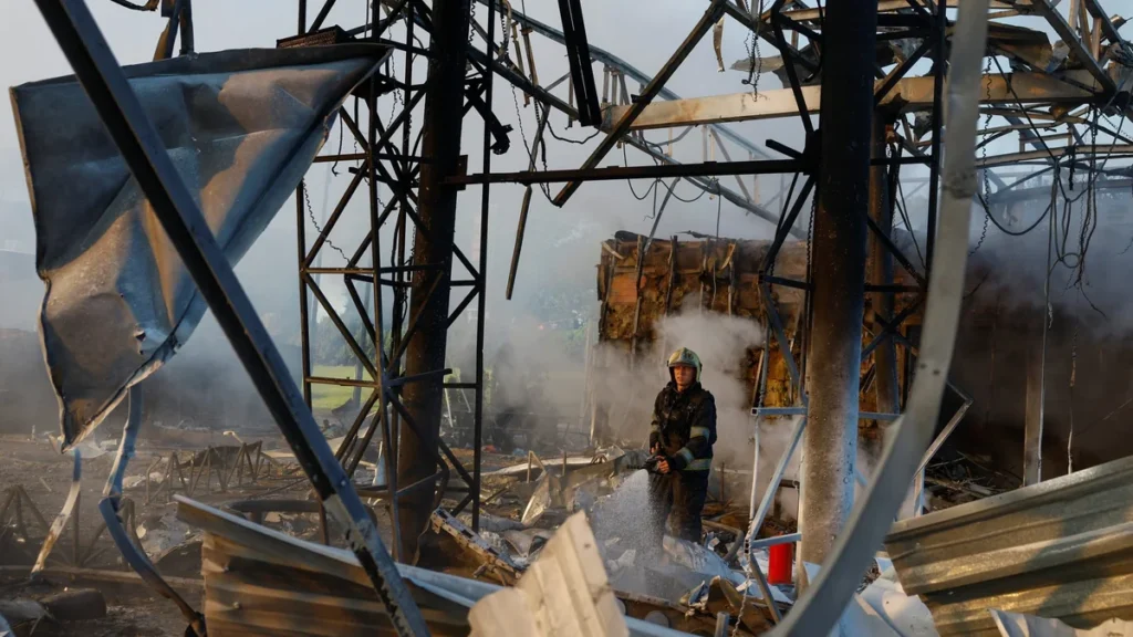Equipos de rescate apagan incendio tras bombardeo en Kiev