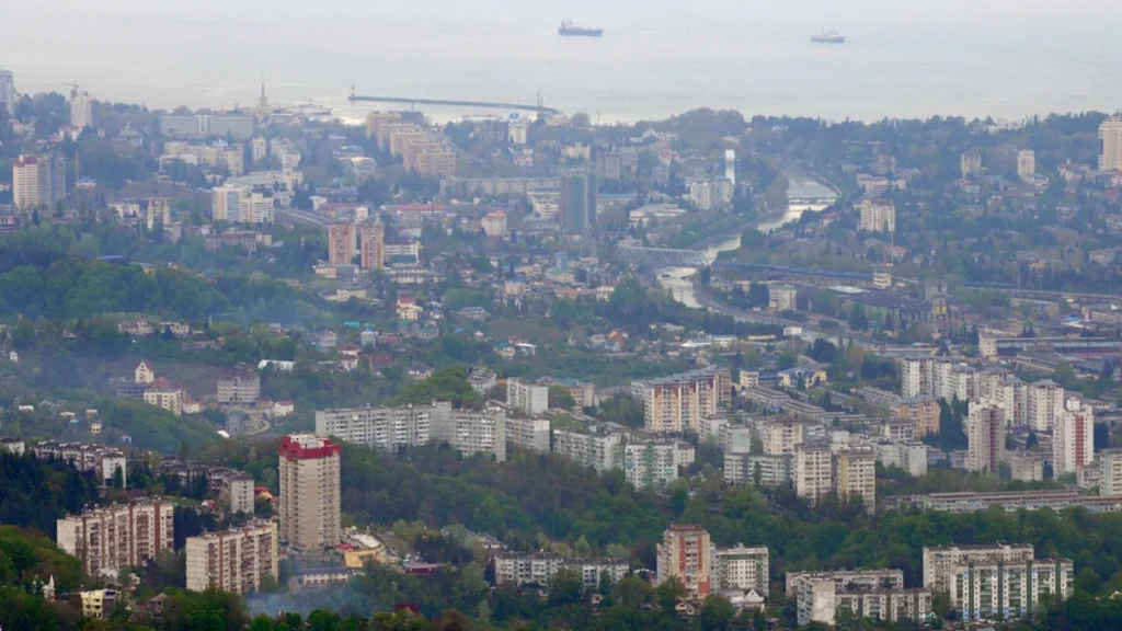 Vista panorámica de la ciudad rusa de Sochi a orillas del mar Negro