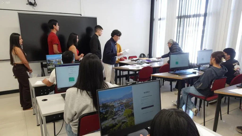 Estudiantes en aula de clases durante proceso de postulación a institutos superiores