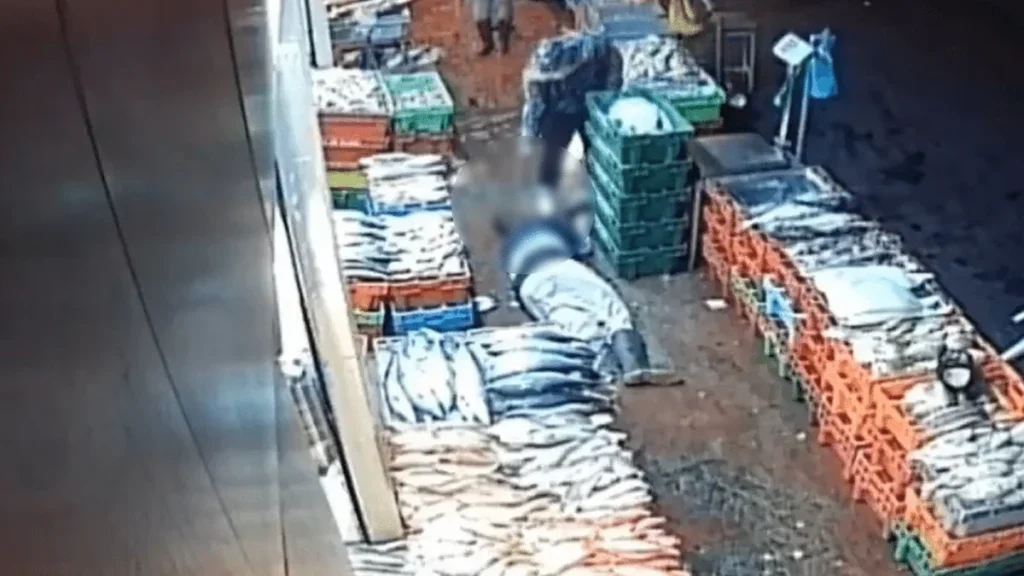 Agentes policiales investigan la escena de un asesinato en el sector de San Roque en Quito