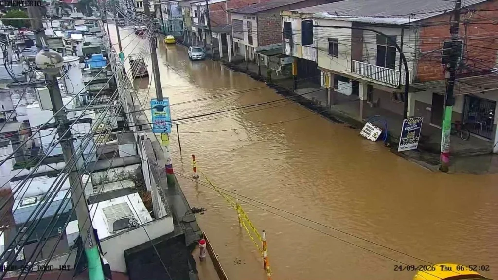 Ríos desbordados causan inundaciones y daños viales en la costa de Ecuador