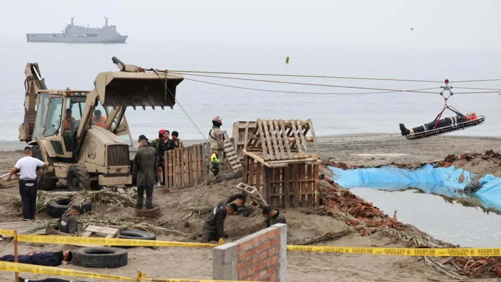 Militares de Perú, Estados Unidos y Chile durante simulacro de rescate en Ancón por El Niño