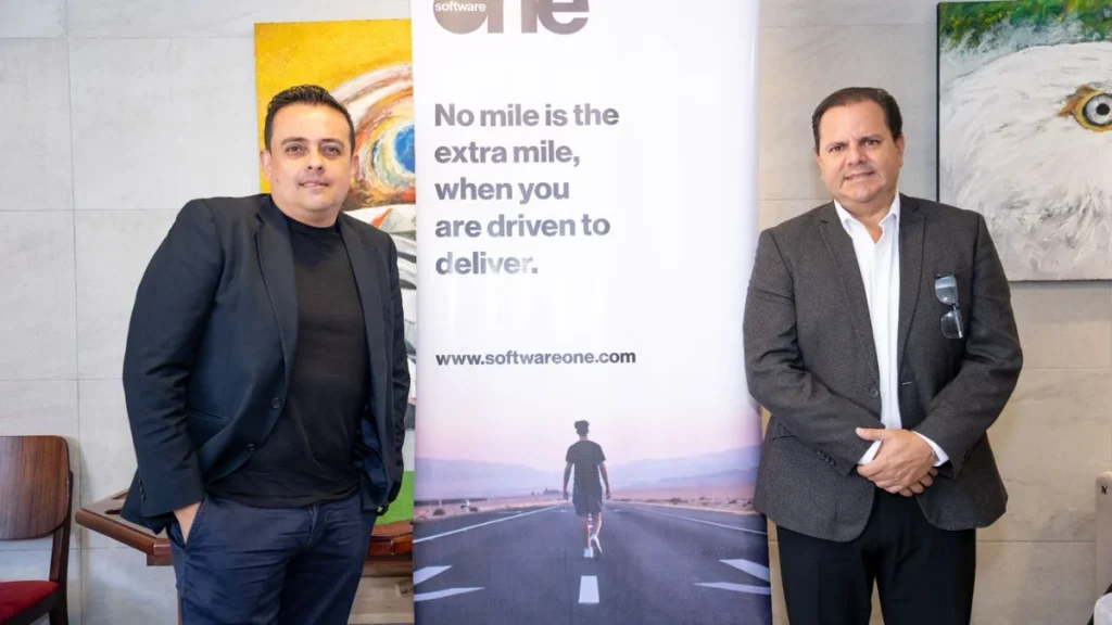 Ejecutivos de SoftwareOne durante presentación de resultados en Ecuador