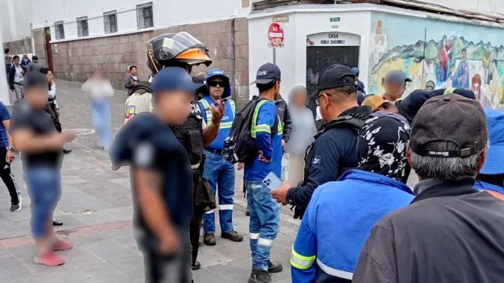 Trabajadores de Emaseo conocidos como soldados azules en el Centro Histórico de Quito