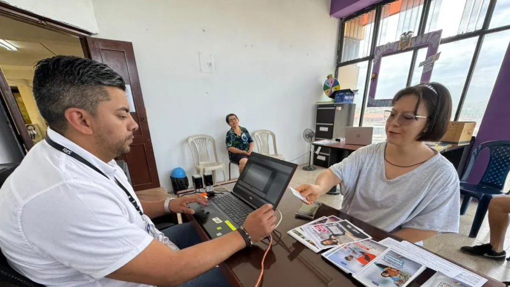Contribuyentes realizando trámites en las plataformas del SRI