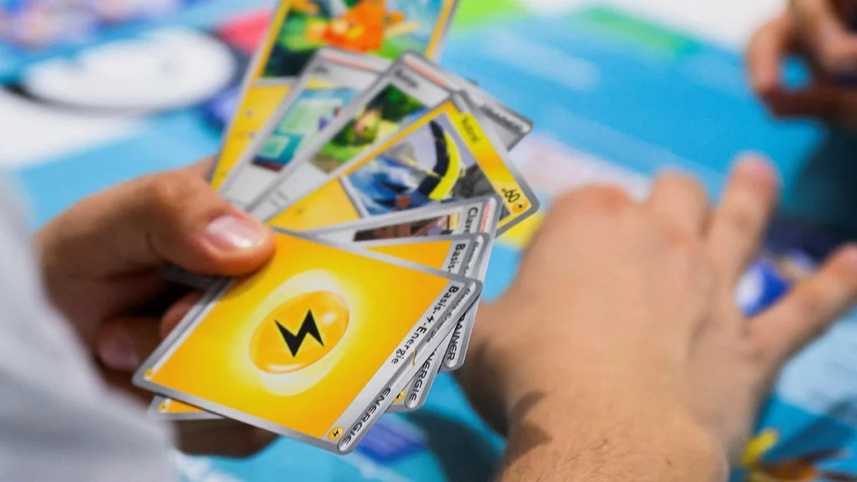 Carta de colección de Pokémon con diseño de Pikachu