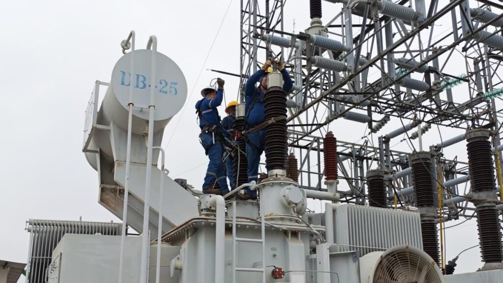 Líneas de transmisión eléctrica de alta tensión en una subestación energética de interconexión