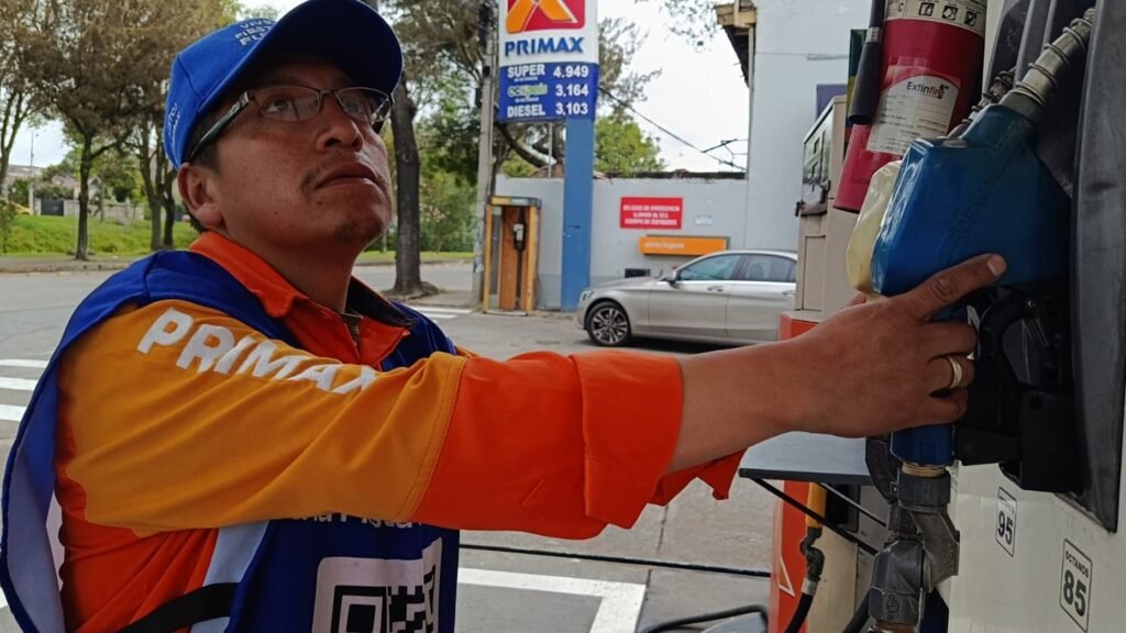 Operador de una estación de servicio despachando combustible a un vehículo en Ecuador