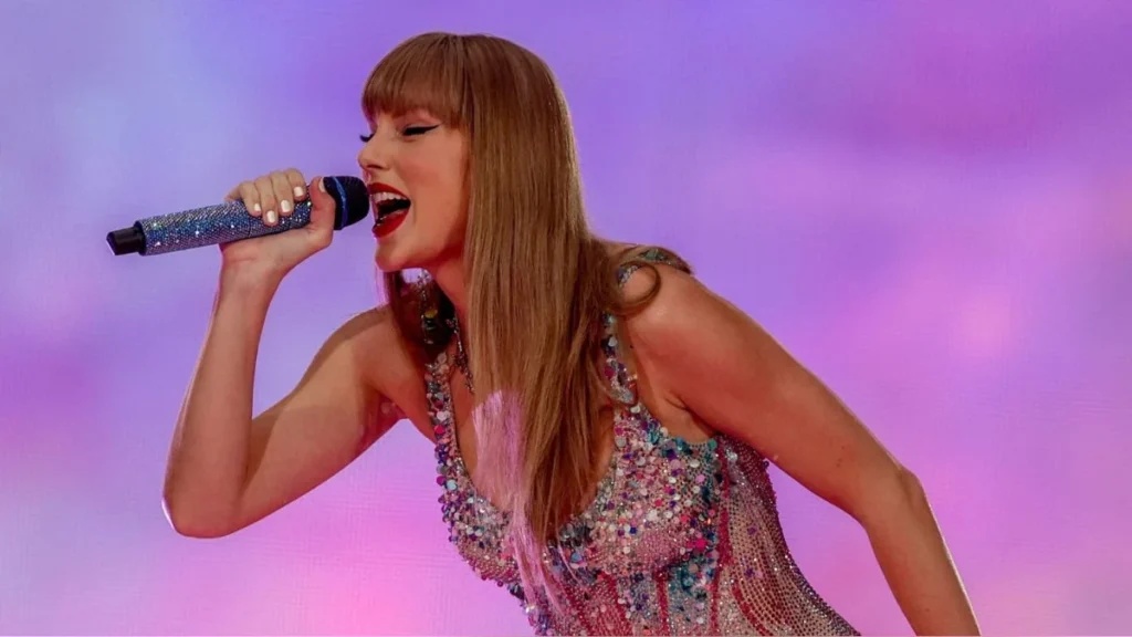 Taylor Swift en la alfombra roja de una gala de premios musicales