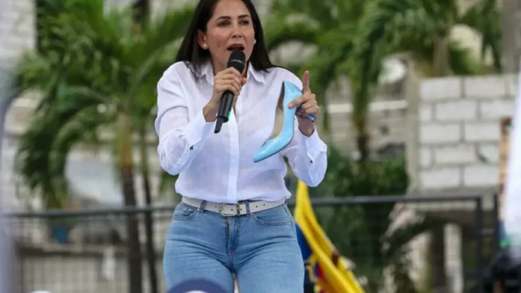 Luisa González durante un acto público de campaña