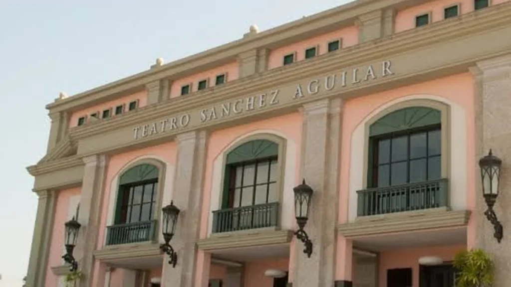 Fachada del Teatro Sánchez Aguilar en Samborondón
