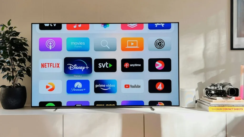 Televisor inteligente encendido en la sala de un hogar moderno