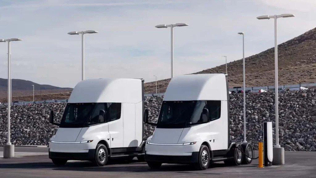 Camión eléctrico Tesla Semi junto a punto de recarga Megacharger en Europa