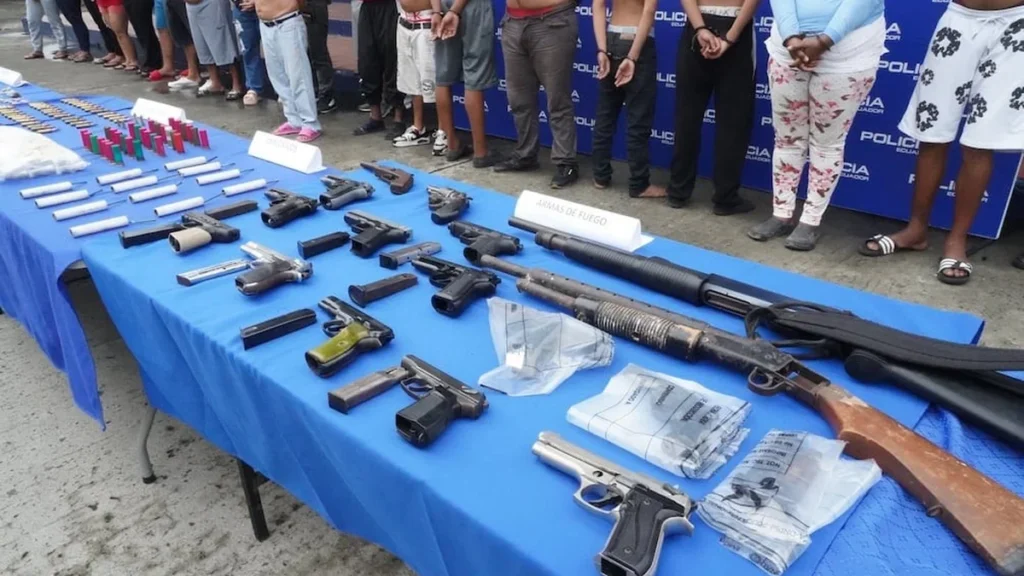 Efectivos de la Policía Nacional y Fuerzas Armadas durante operativo de control nocturno