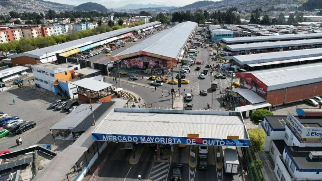 Camiones de carga y comerciantes operando en el Mercado Mayorista durante la madrugada