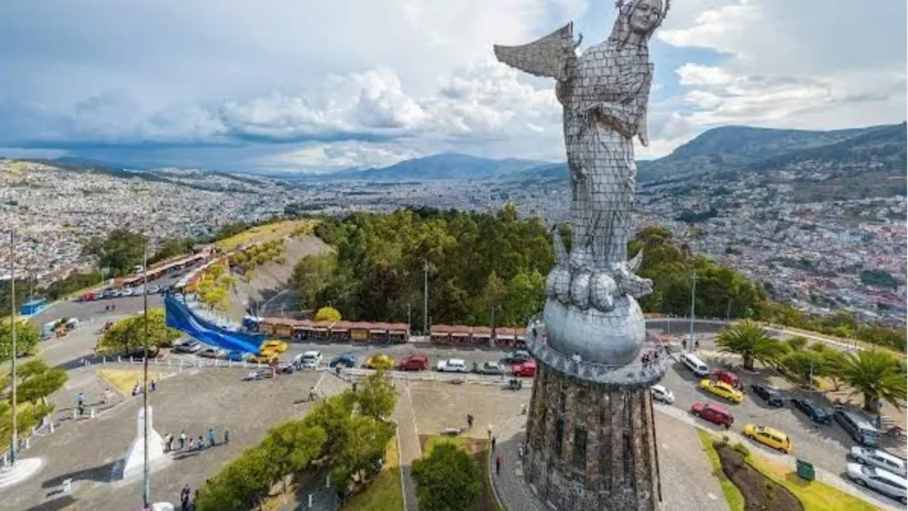 La Virgen del Panecillo iluminada con la identidad de TravelMart LatinAmerica Quito 2026