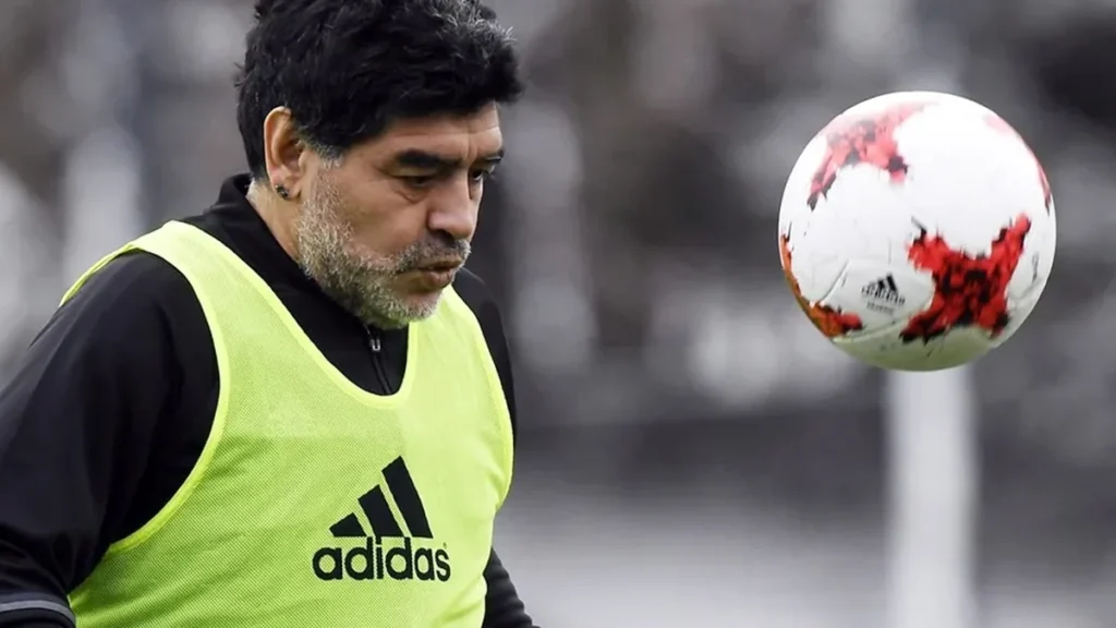 Diego Armando Maradona en un partido de fútbol