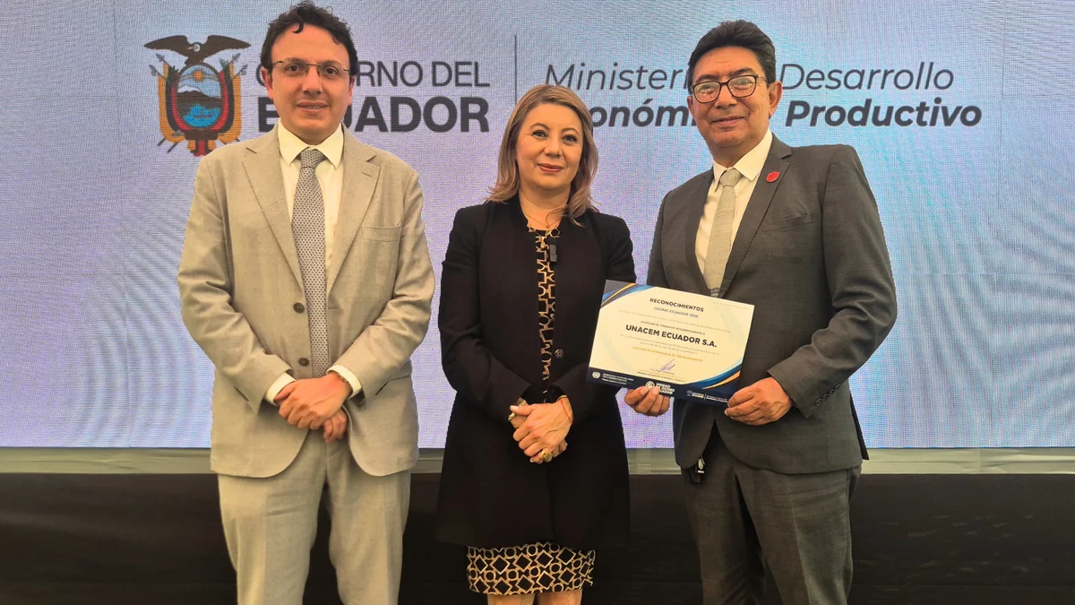 Directivos de UNACEM Ecuador reciben reconocimiento por gestión de refrigerantes
