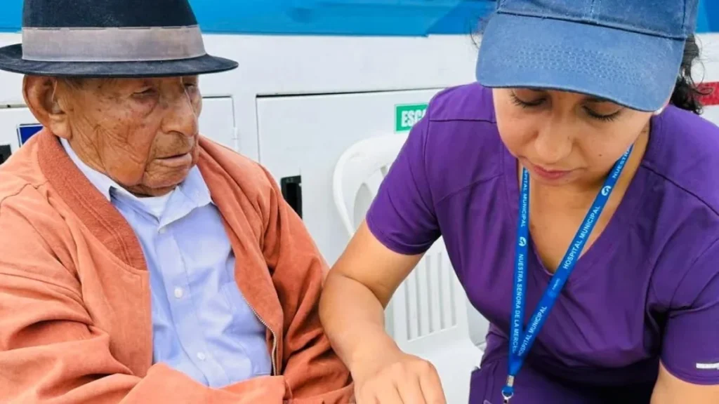 Atencion medica gratuita en unidades moviles de Ambato