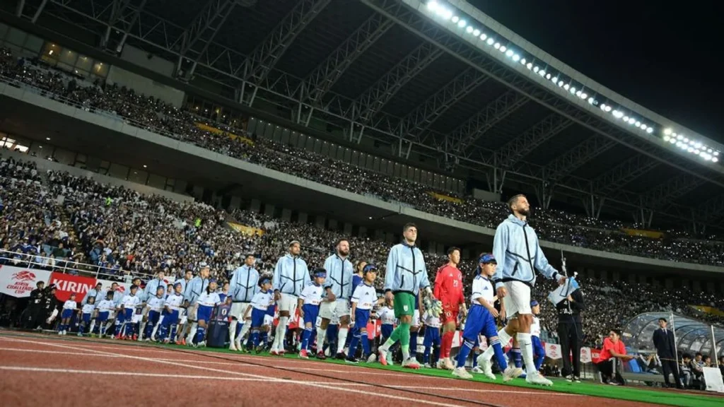 Diego Forlán dirigiendo a la selección uruguaya en su partido amistoso ante Japón
