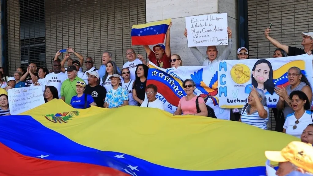 Manifestantes venezolanos con pancartas en Caracas exigiendo elecciones transparentes