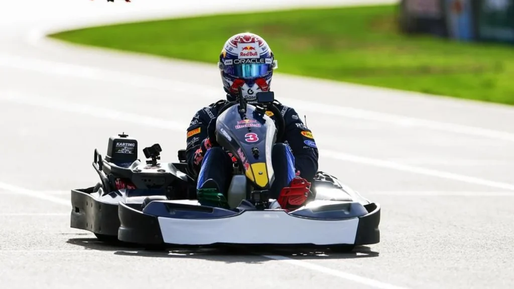 Max Verstappen en un kart tras completar el desafío Max vs 100 en Silverstone