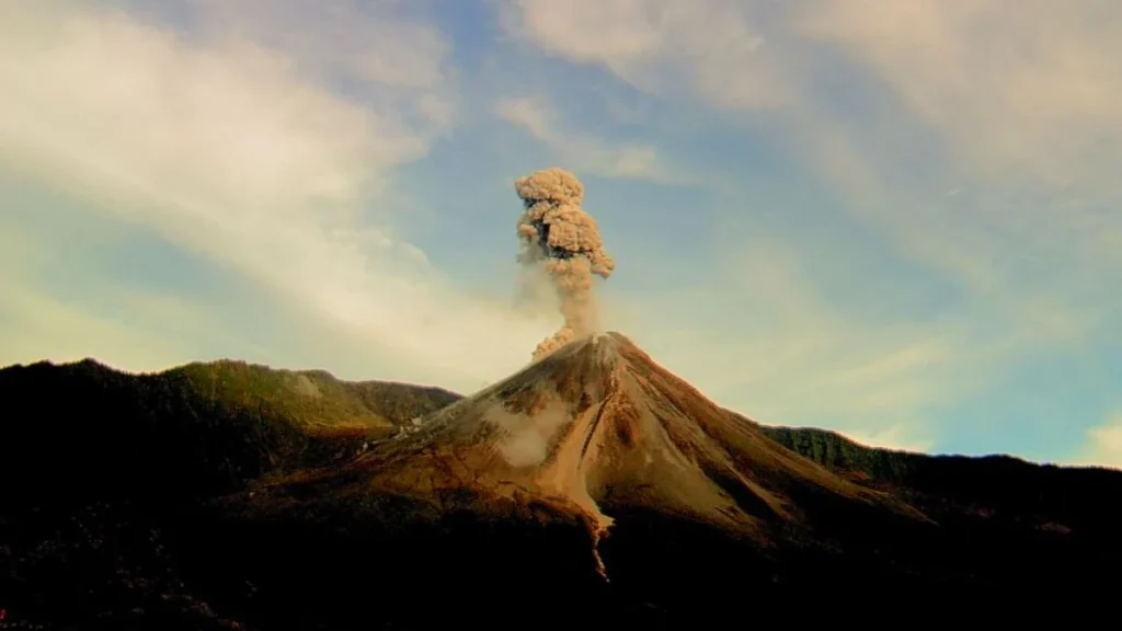 Columna de ceniza y gases emergiendo del cráter del volcán El Reventador