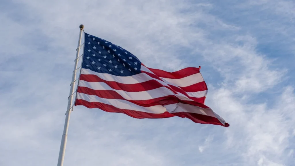 Persona latina votando en un centro electoral de Estados Unidos