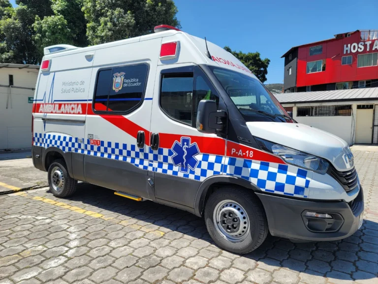 Unidad de ambulancia del Ministerio de Salud Pública de Ecuador en zona de atención de emergencias