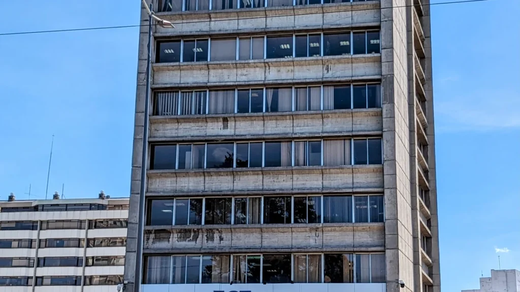 Fachada del edificio de la Fiscalía General del Estado de Ecuador en Quito