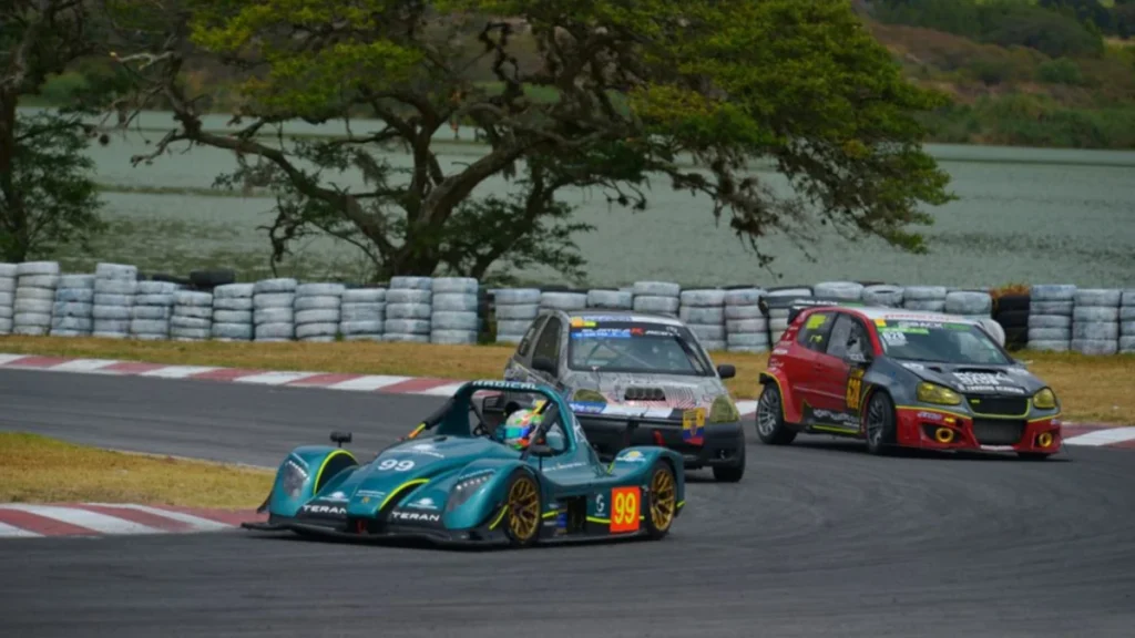 Autódromo de Yahuarcocha y autos de carreras listos para las 12 Horas de Ecuador