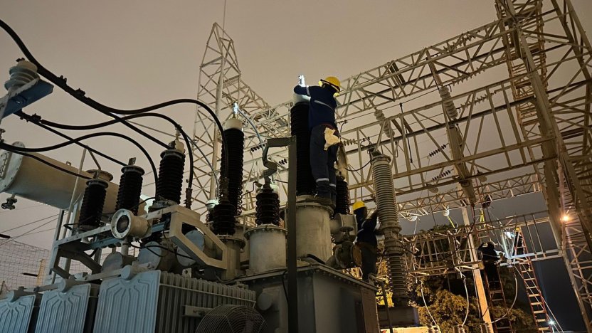 Técnicos de CNEL realizando trabajos de mantenimiento eléctrico