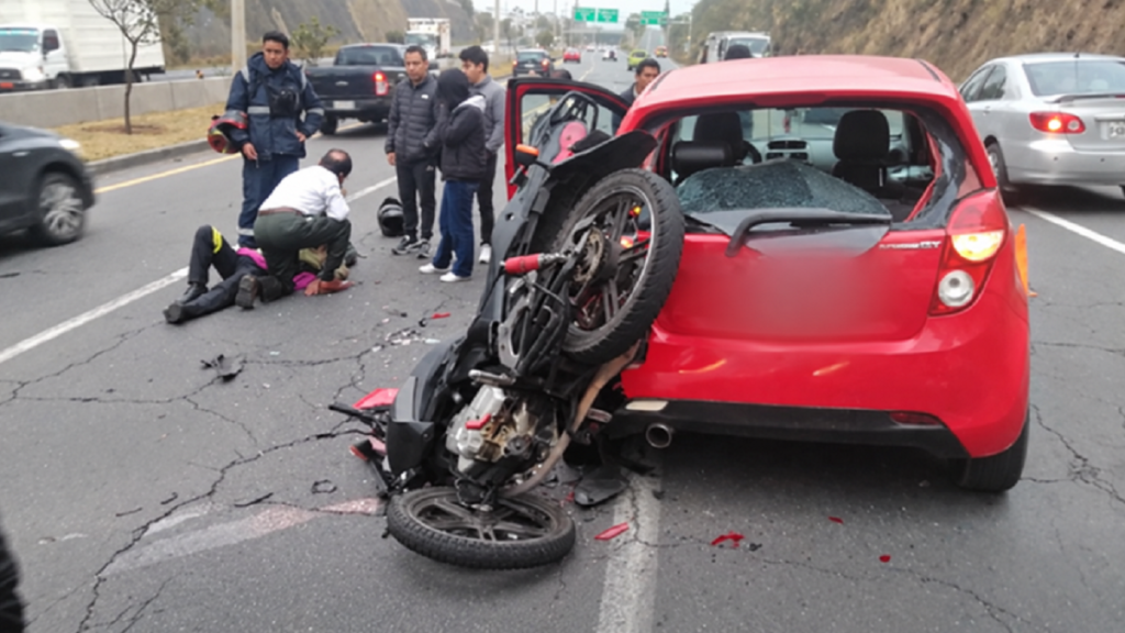 Vehículos de emergencia y patrulleros en cierre vial de la Ruta Viva en Quito