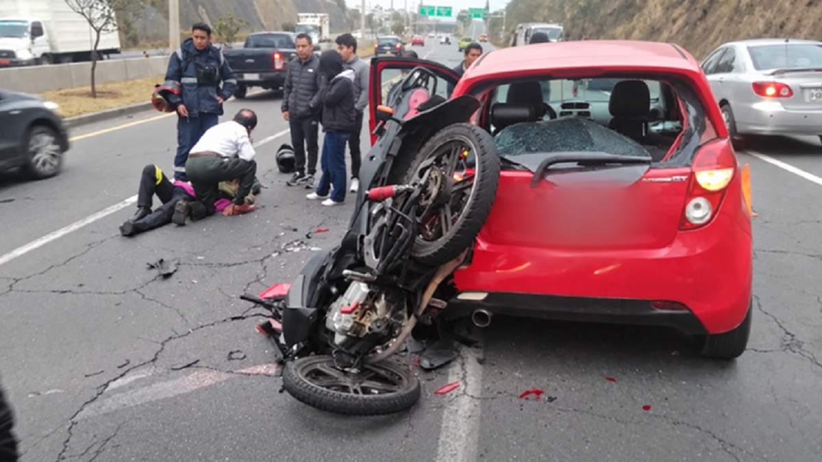 Vehículos de emergencia y patrulleros en cierre vial de la Ruta Viva en Quito