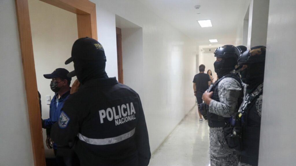 Efectivos policiales y aduaneros en operativo de control en la Bahía de Guayaquil